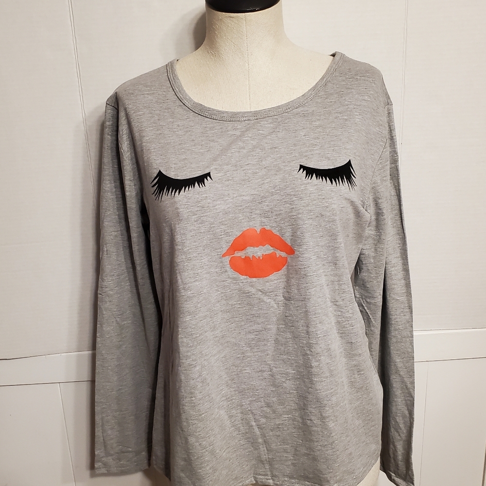 🦨lashes and lips graphic tshirt top grey Large